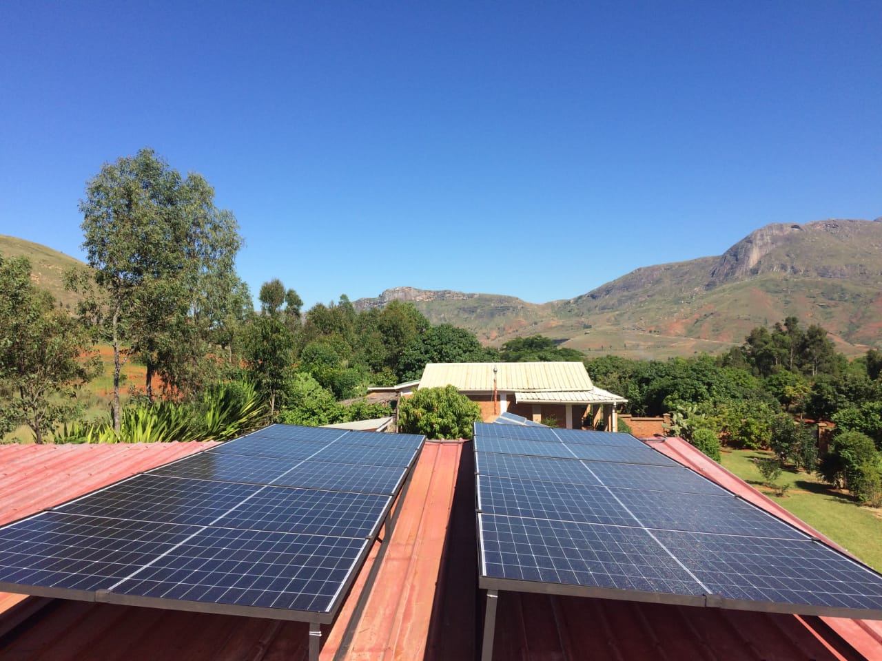 Panneaux solaires installés en toiture à Ambalavao, Fianarantsoa