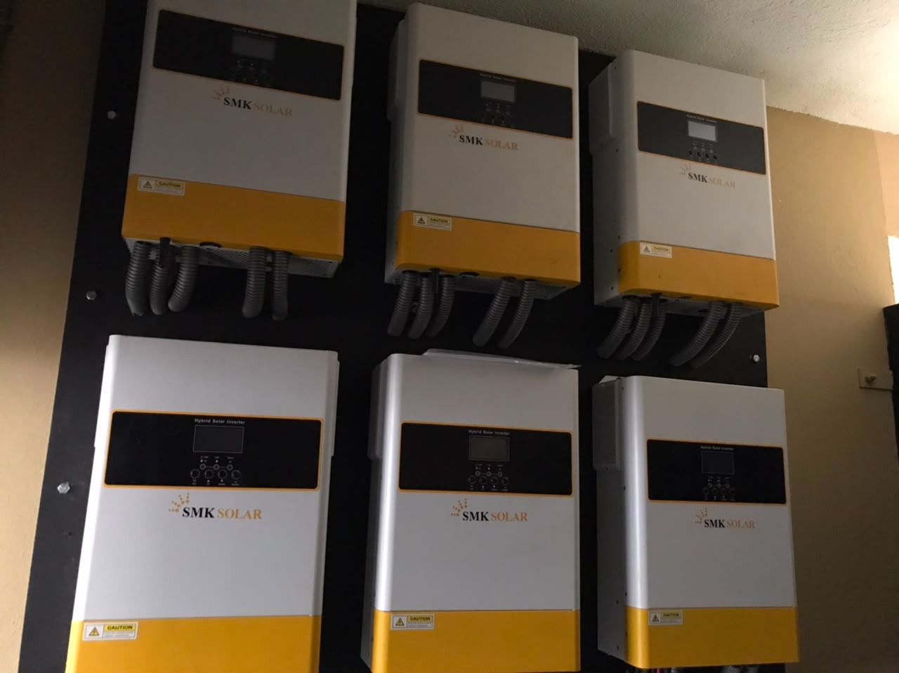 Onduleurs hybrides SMK Solar de l'installation solaire + batterie + JIRAMA