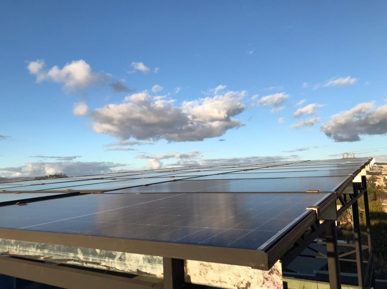 Panneaux solaires installés en toiture à Ambodivoanjo Ivandry